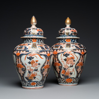 A pair of Japanese Imari vases and covers, Edo, 17/18th C.