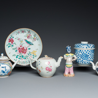 Zes stukken Chinees blauw-wit en famille rose porselein, Kangxi en later