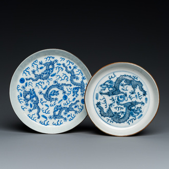 Twee Chinese blauw-witte 'Bleu de Hue' 'draken' borden voor de Vietnamese markt, 19e eeuw