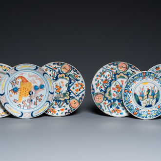 Six assiettes en faïence polychrome de Delft, 18ème