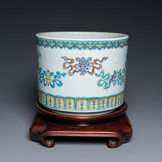 Jardinière en porcelaine de Chine doucai à décor 'bajixiang', Qianlong/Jiaqing