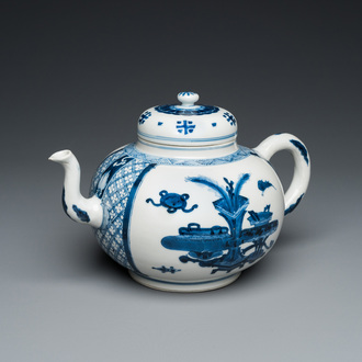 Een grote Chinese blauw-witte '100 antiquiteiten' theepot met deksel, Kangxi