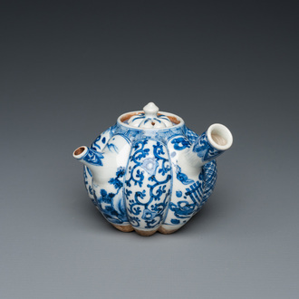 A Japanese blue and white Arita hot water kettle, Edo, 17/18th C.