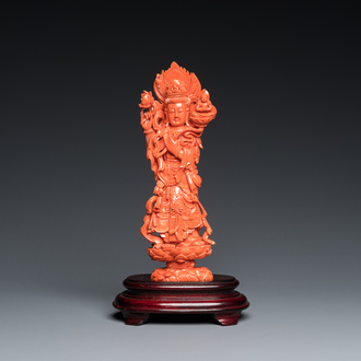 Een Chinese bloedkoralen sculptuur van Guanyin staande op een lotustroon, 19e eeuw