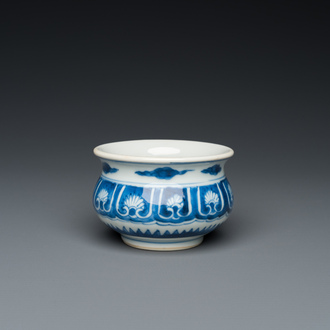 Een kleine Chinese blauw-witte wierookbrander, Kangxi