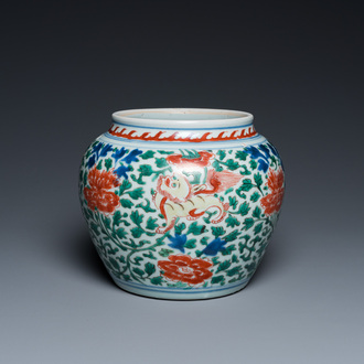 Een Chinese wucai pot met boeddhistische leeuwen, Shunzhi