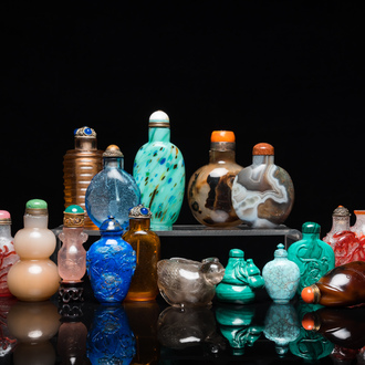 17 Chinese glass, agate and hardstone snuff bottles and a water dropper, 19/20th C.