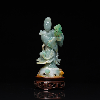 Een Chinese jade sculptuur van een dame op houten sokkel, Qing