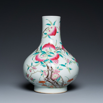 Vase de forme bouteille en porcelaine de Chine famille rose à décor de 'neuf pêches', 19ème