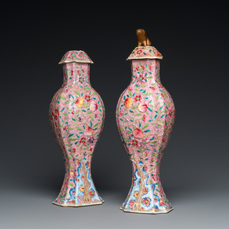 Paire de vases couverts en porcelaine de Chine famille rose, Yongzheng