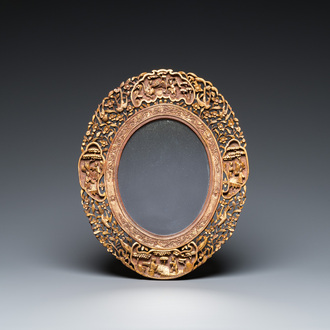 Miroir de forme ovale en bois sculpté et doré, Chine, 19/20ème