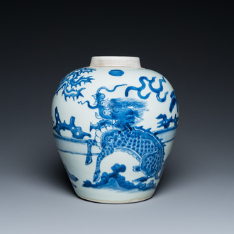 Een Chinese blauw-witte 'kylin' pot, Shunzhi