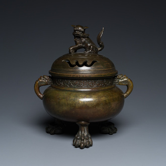 Een Chinese bronzen driepotige wierookbrander met een kylin op het deksel, Qianlong merk, Qing