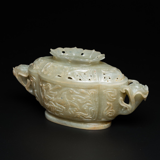 A Chinese reticulated jade bowl and cover, 19/20th C.