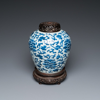 Vase en porcelaine de Chine en bleu et blanc à décor de rinceaux de fleurs, époque Transition