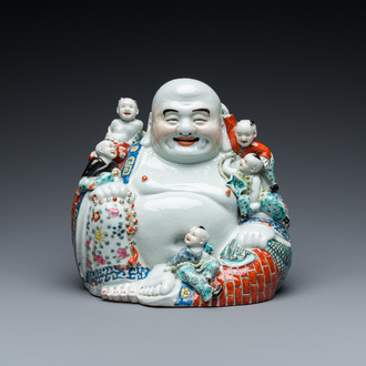 Bouddha en porcelaine de Chine famille rose, marque Zhu Mao Ji Zao 朱茂記造, République