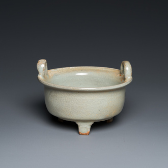 Een Chinese celadon-geglazuurde driepotige wierookbrander met kintsugi herstelling, Song