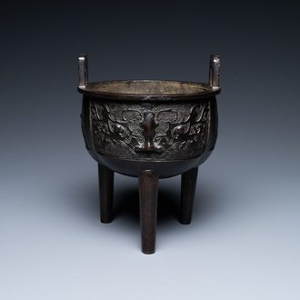 Een Chinese driepotige bronzen 'taotie' wierookbrander, Ming