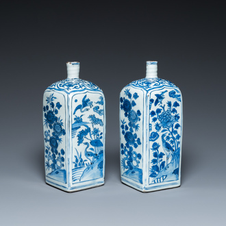 Paire de bouteilles en porcelaine de Chine de type kraak en bleu et blanc, Wanli