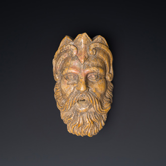 Tête de fontaine en marbre rouge sculpté en forme de tête de Neptune, Italie, 17/18ème
