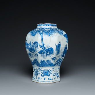 Vase de forme octagonale en porcelaine de Chine en bleu et blanc, époque Transition