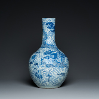 Vase de forme bouteille en porcelaine de Chine en bleu et blanc à décor de dragons, 19ème