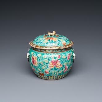 Bol couvert de type 'kamcheng' en porcelaine de Chine famille rose pour le marché Straits ou Peranakan, 19ème