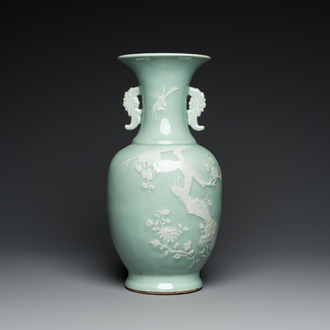 Vase en porcelaine de Chine à décor en blanc sur fond céladon, marque et époque de Qianlong