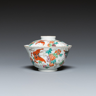 Bol couvert en porcelaine de Chine famille rose à décor de papillons, marque de Jia Qing Nian Zhi 嘉慶年製, 19/20ème