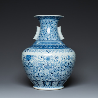 Grand vase 'hu' en porcelaine de Chine en bleu et blanc à décor bajixiang, marque de Qianlong, République