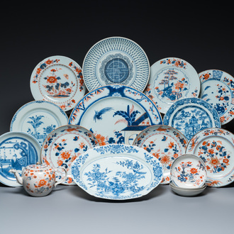 15 Chinese blauw-witte en Imari-stijl schotels en een theepot, Kangxi en later