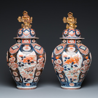 A pair of Japanese Imari vases and covers, Edo, 17/18th C.