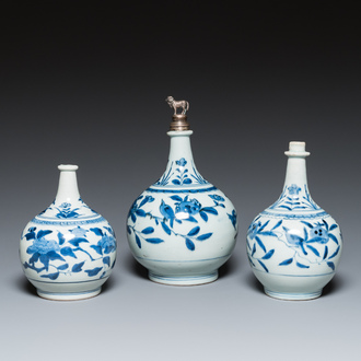 Trois bouteilles de pharmacie en porcelaine Arita de Japon en bleu et blanc, Edo, 18ème