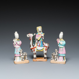 Drie Chinese famille rose sculpturen van dames, Qianlong/Jiaqing