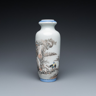 Vase en porcelaine de Chine à décor d'un paysage hivernale, signé He Xuren 何許人, daté 1934