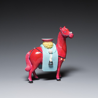 Cheval en porcelaine de Chine à fond rouge de rubis, 19/20ème