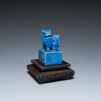 A Chinese monochrome blue Qianlong seal with a Buddhist lion, 19/20th C.