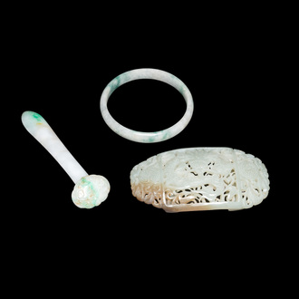 A Chinese jade bangle, a miniature ruyi hairpin and a reticulated belt buckle, 19/20th C.