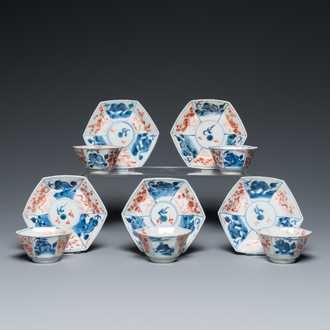 Vijf octagonale Chinese blauw-witte en ijzerrode koppen en schotels, Kangxi