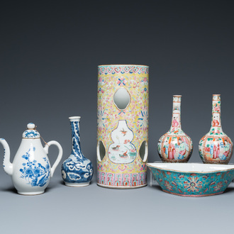 Quatre vases en porcelaine de Chine famille rose, un bol et une verseuse couverte en bleu et blanc, 19ème