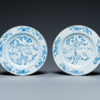 Paire d'assiettes en porcelaine de Chine en bleu et blanc à décor de cerf, Yongzheng