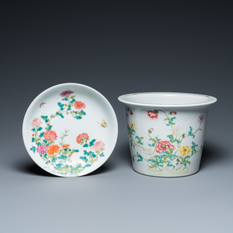 Une assiette et une jardinière en porcelaine de Chine famille rose, marques de Yongzheng et Hongxian, République