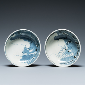 A pair of Japanese blue and white Arita 'dragon' bowls, Edo, 18th C.