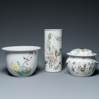 A Chinese qianjiang cai hat stand, a jardinière and a famille rose bowl and cover, 19/20th C.