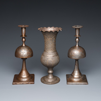 Een paar Qajar kandelaars en een vaas in deels verguld en met zilver ingelegd staal, Perzië, 19e eeuw