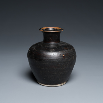 A Vietnamese black-glazed vase, Lê triều 家黎, 14/15th C.