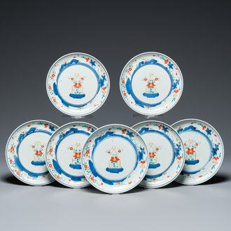 Zeven Japanse Kakiemon-stijl borden met bloemenmanden, Chenghua merk, Edo, 17/18e eeuw