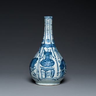 Vase de forme bouteille en porcelaine de Chine de type kraak en bleu et blanc, Wanli