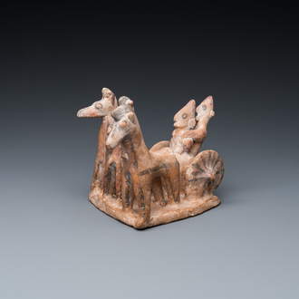 Een beschilderde terracotta groep met paarden die een kar trekken, Cyprus, ca. 8e eeuw v.C.