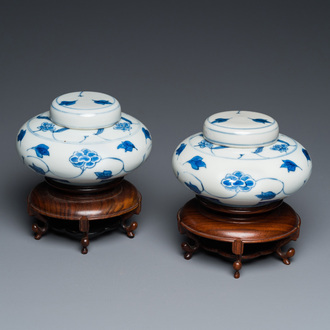 A pair of small Chinese blue and white covered vases on wooden stands, Xuande mark, 19/20th C.